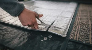 Illustration highlighting how reflective ground insulation prevents heat loss through the cold ground, ideal for keeping comfortable during British camping trips.