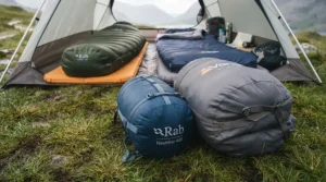 Diagram illustrating how a mummy bag’s snug fit improves thermal efficiency in cold UK climates.